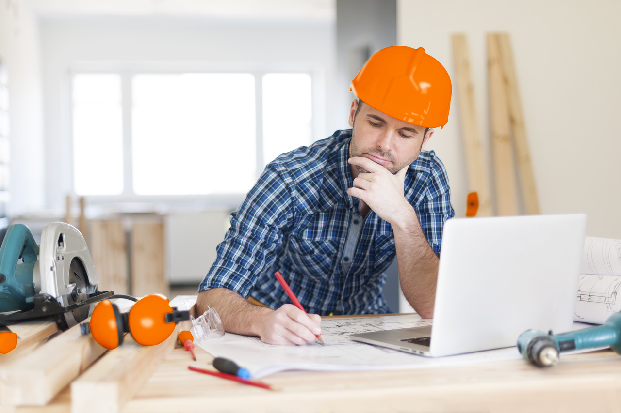 Artisan planifiant un chantier